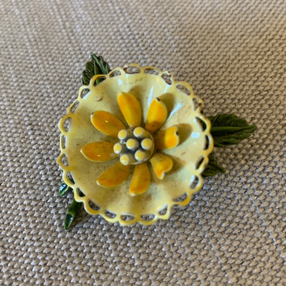 Vintage metal/ceramic yellow floral brooch!!